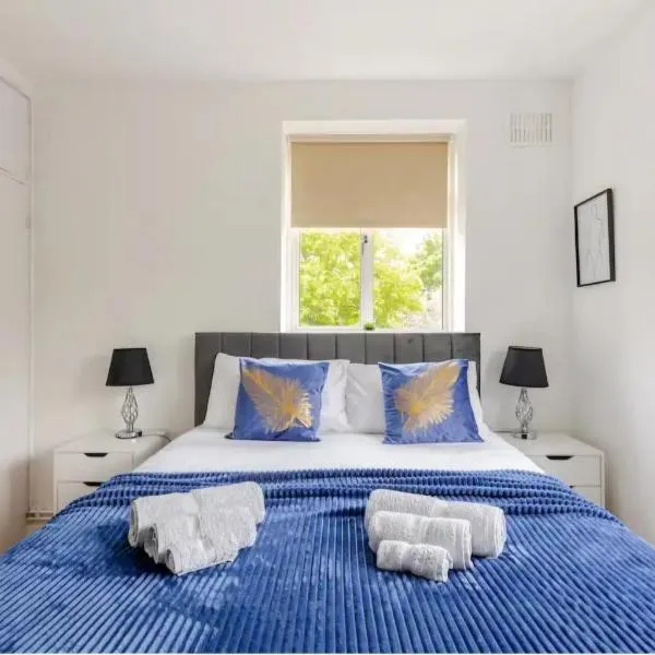 Spacious Two Bedroom Apartment in Battersea, Free Parking, hotel v Londýně
