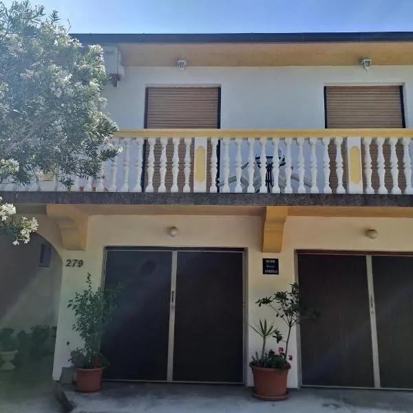 Apartments and rooms with parking space Palit, Rab - 22221, hotel em Rab