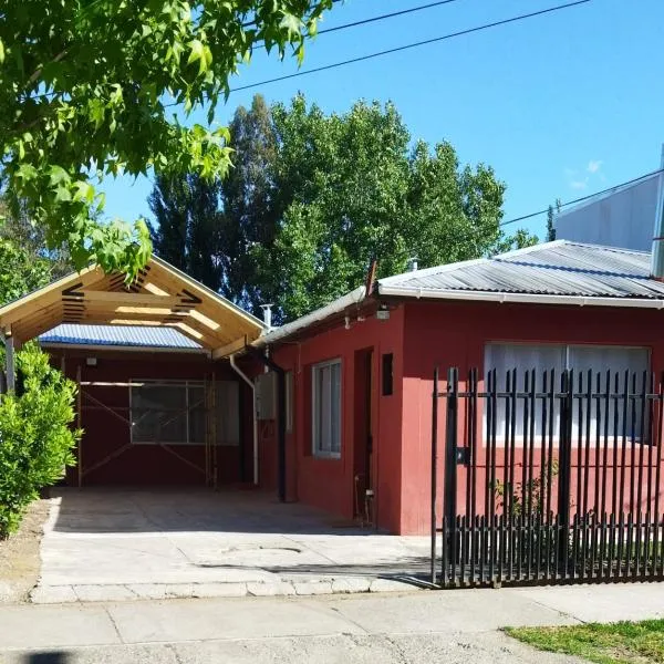 Amplio alojamiento vacacional ubicado a 500 metros de la plaza y a 5 minutos de la ruta del vino, hôtel à Santa Cruz