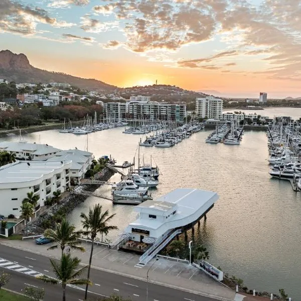 The Pier Pods on the water- 50m from Townsville bus terminal and ferry terminal- Passport ID requried, hotel v destinaci Townsville
