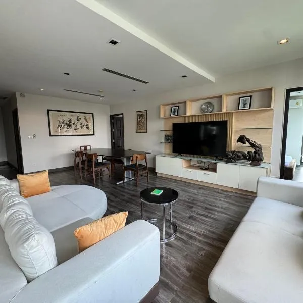 W8 CONDO, TOP Floor LUXE 3 Bedroom Penthouse, Hip central Bangkok area, 5 mins from Thonglo BTS station, hotel in Bangkok
