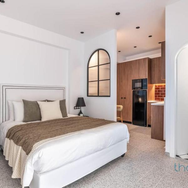 Athenian Retro-Chic Studio, Steps From Kalimarmaro, Афины