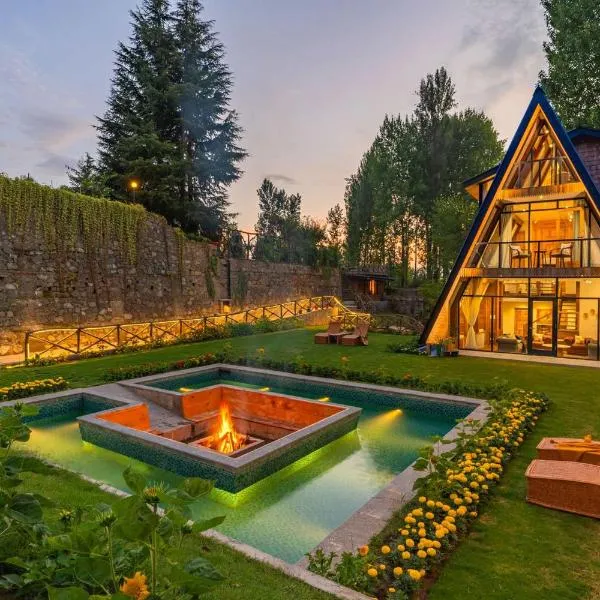 StayVista at Alpha and Peek a boo with Lawn, BBQ, Aframe and Bonfire, ξενοδοχείο στο Σριναγκάρ