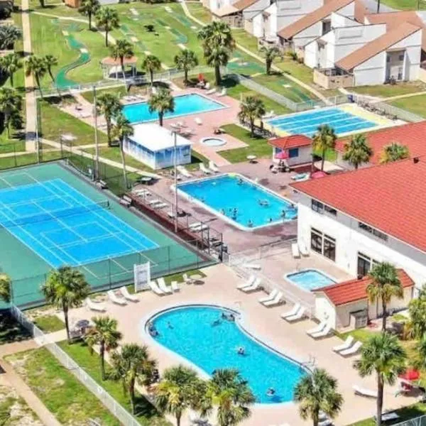 3 Bdrm Condo- 4 pools, hot tub & walk to Beach，巴拿馬市海灘的飯店