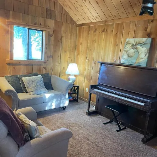 Cozy Cottage off Salmon River Tributary, in Town, hotel v destinaci Salmon