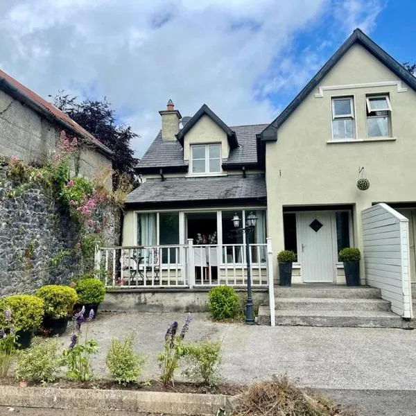 Elegant Townhouse steps from historic Birr Castle, hôtel à Birr