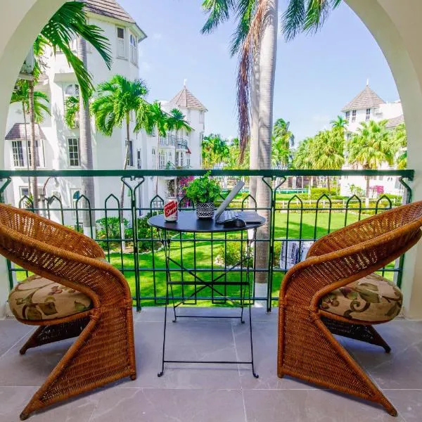 Heart of Ocho Rios-Free Beach Acess-King Bed-Pool-Free Parking-Gated Complex-Free Wifi 150Mbps, hotel v destinaci Ocho Rios