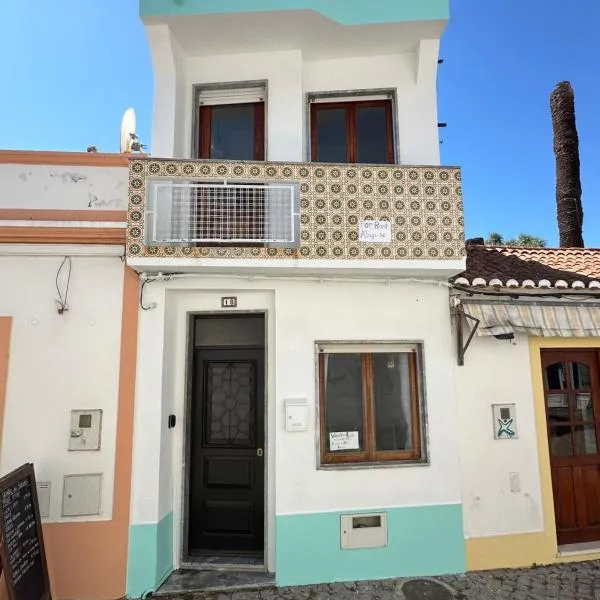 Natalie's tiny house- 6 minutes from the beach!, hotel di Odeceixe