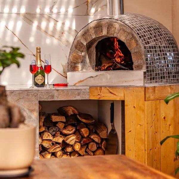 The Glass Castle Retreat, hotel in Sir Lowry Pass