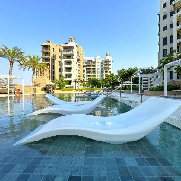 MegaLuxury Flat Resort, Amazing Pool, Burj direct View, hotel in Dubai