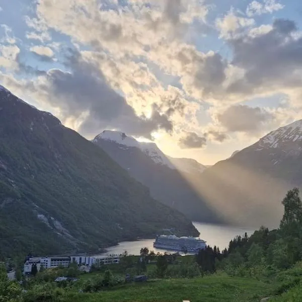Tømmerhus i Geiranger Sentrum med panorama utsikt, hotel in Geiranger