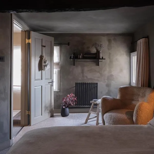 Highway, hotel in Burford