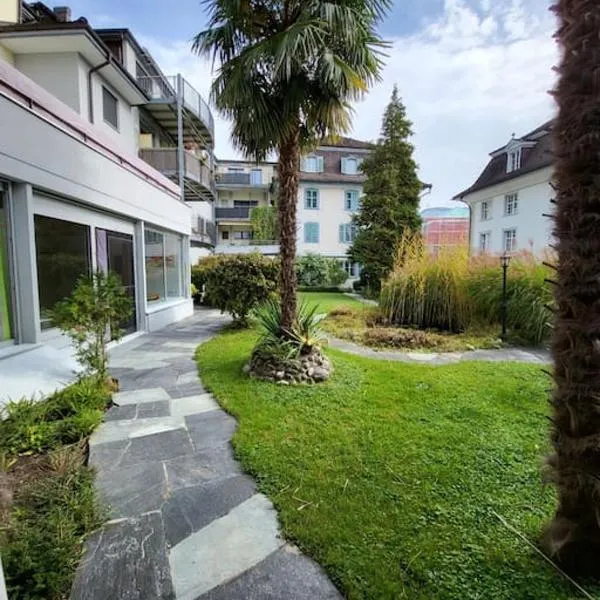 Schöne ruhige Wohnung mit Sicht auf den Innenpark, hotel in Gersau