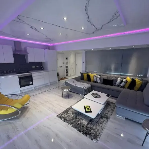 Knightsbridge 2 bedroom apartment overlooking Harrods, hotel in London