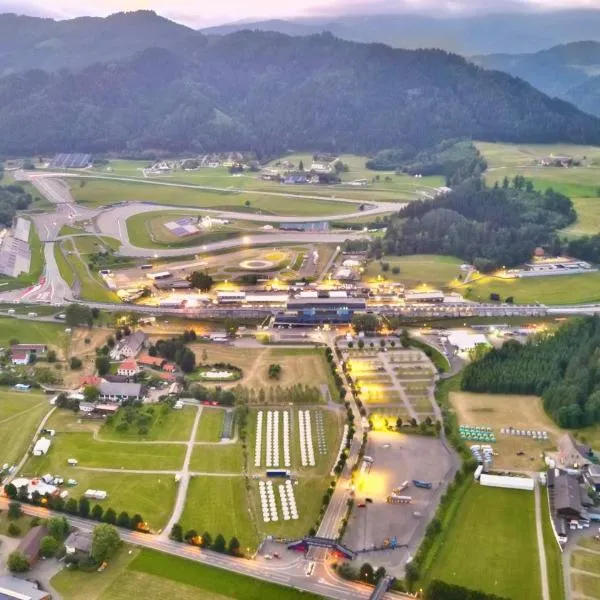 GrandPrixCamp, tents next to the main entrance, hotel en Spielberg