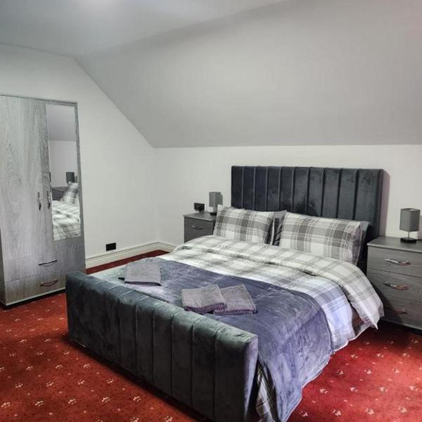 Rainsough Cottage Guest House - Shared Bathroom - Free Parking & WiFi, Manchester