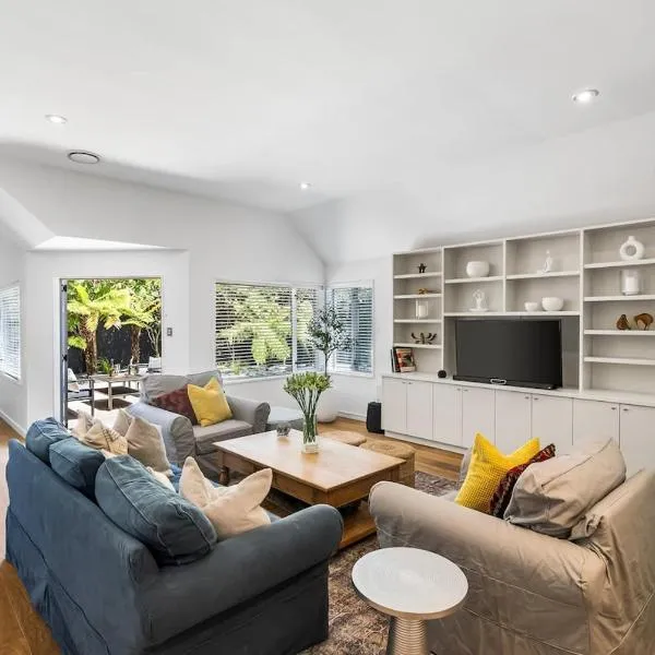 Kaleido Nook Enchanting 3BR Magic on Rugby Street，位于基督城的酒店