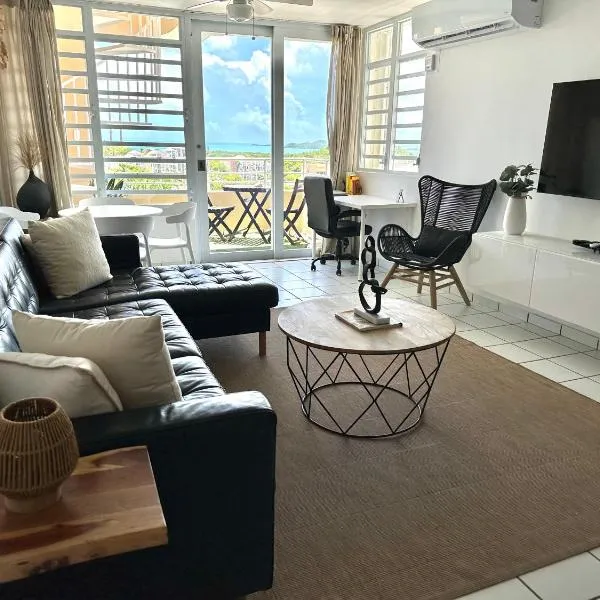 Ocean View Rooftop Condo Vista Azul Penthouse, hotel in Ceiba