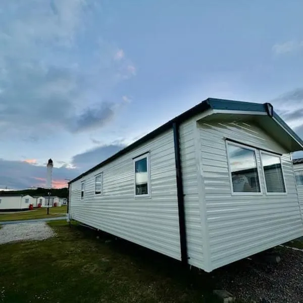 Sea La Vie Caravan at Silver Sands Holiday Park, hotel in Lossiemouth