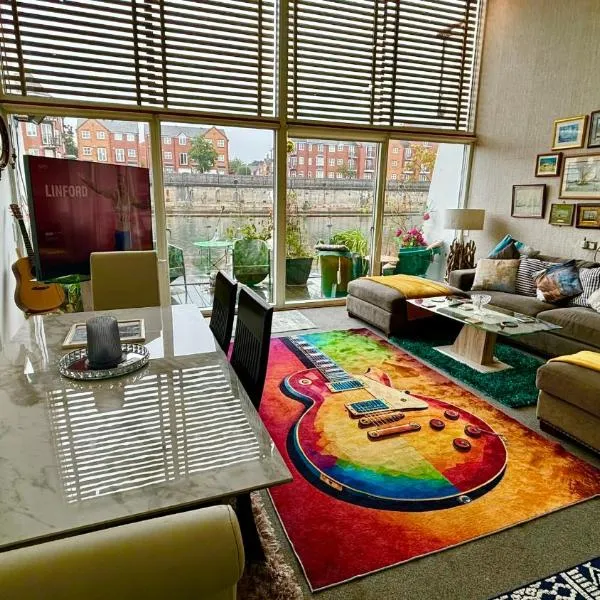 Float uniquely on Liverpool Waterfront on our high end 8 berth Houseboat, hotel in Liverpool