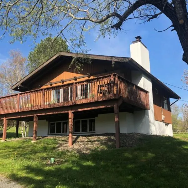 Beautiful Windham Chalet 2 minutes to the Mountain, hotel di Windham