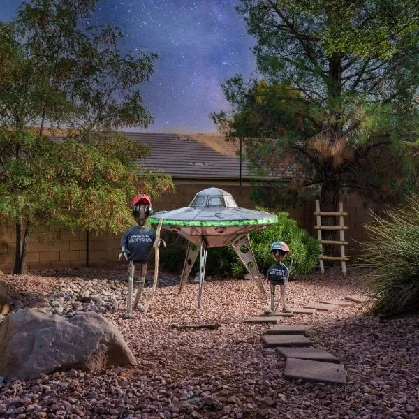 A super variety of games, golf carts, & unique decor near Zion National Park!, hotel en La Verkin