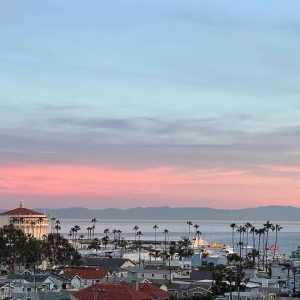 Beautiful views day and night!, ξενοδοχείο σε Avalon