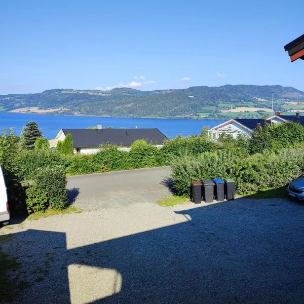 Separate rooms in a large house,on the E6 road, hotel v destinaci Biri