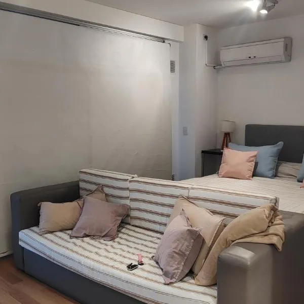Impactante estudio a metros del Solar de la Abadia, hotel in Buenos Aires