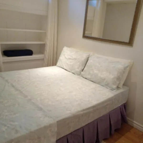 Osaka One-bedroom basement apartment, hotel in Mississauga