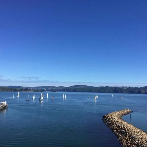 Private 1 bedroom with amazing sea views, hotel v destinaci Lower Hutt