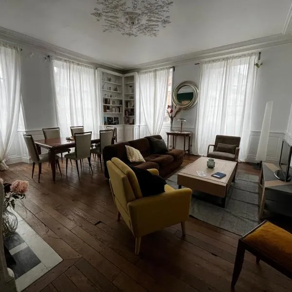 La Villa Louana charme de l'ancien en cœur de ville, hotel in Aubusson
