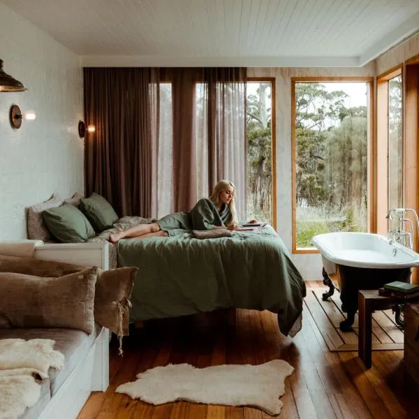 The Hide private Waterfront on Beautiful Bruny, hotel v destinaci Alonnah
