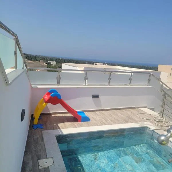Appartement avec piscine vue sur mer, hotel en Raʼs al Jabal
