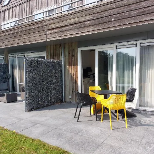 Appartement HELIOS, met VERWARMD ZWEMBAD, eigen KEUKEN, ZONNIG TERRAS nabij DORP, DUINEN en STRAND, hôtel à Hollum