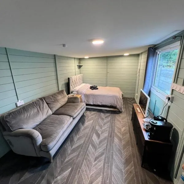 Cozy cabin independent ensuite, hotel in Guildford