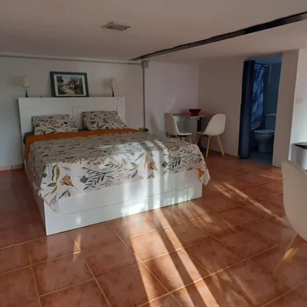 Habitación completa e independiente, Hotel in Creixell
