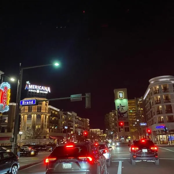 Glendale Americana 2 Bedroom 2 Bathroom Condo, ξενοδοχείο σε Γκλέντεϊλ