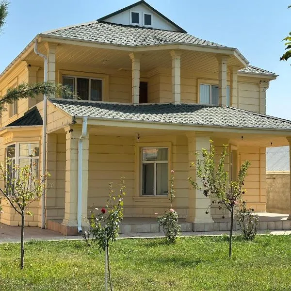 Spacious Yellow Villa with garden - up to 8 guests, hótel í Gabala