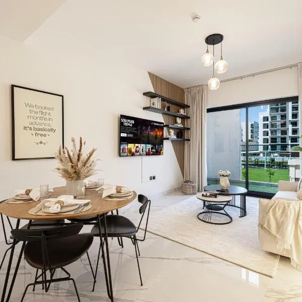 Brand New 1BR with Pool, Sauna & Gym, hotel Dubajban