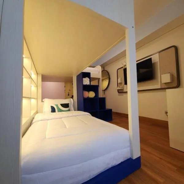 Jeju Home 제주 Studio - 30Sqm at Downtown Semarang, hotel in Semarang