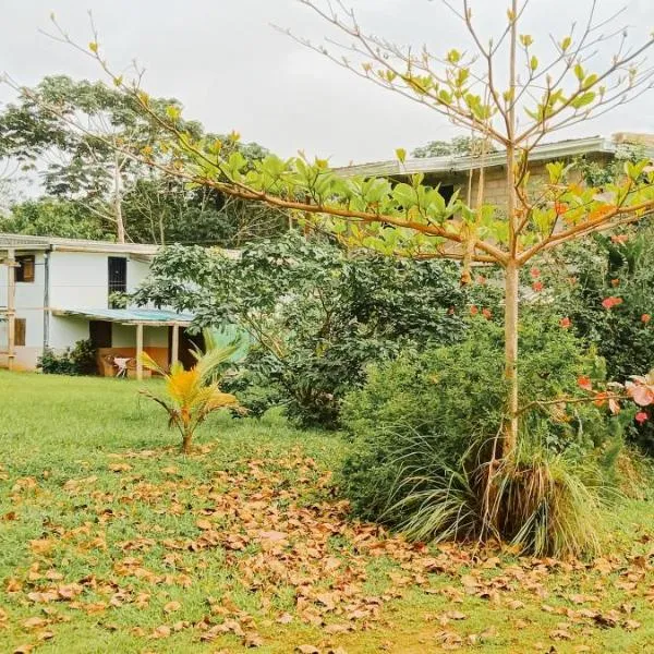 Villa 1200m2 de jardin "100m plage", hotel in Kribi