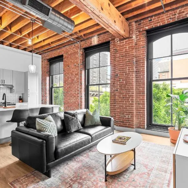 Riverfront Loft - City Views, Steps from Arch and Casino, hotel v destinaci Saint Louis