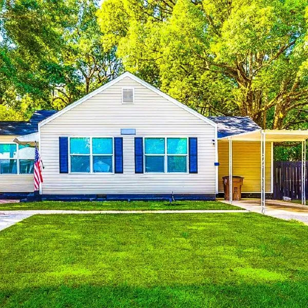 Mid-Town Cave for 6 Guests 3 Bedroom 1 Bath, hotel in Mobile