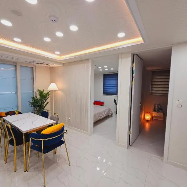 Seoul Hwaogok large three bedroom - 10mins to Gimpo Airport, hotel in Seoul