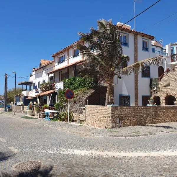 Pensão Alcinda Bettencourt 50 meters to the Beachfront, hotel in Santa Maria