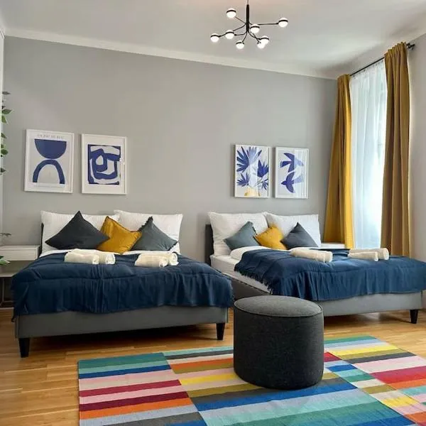 Very Spacious Apartment with a Wintergarden and Terrace, 1 Minute to Tram Station, hotel in Vienna