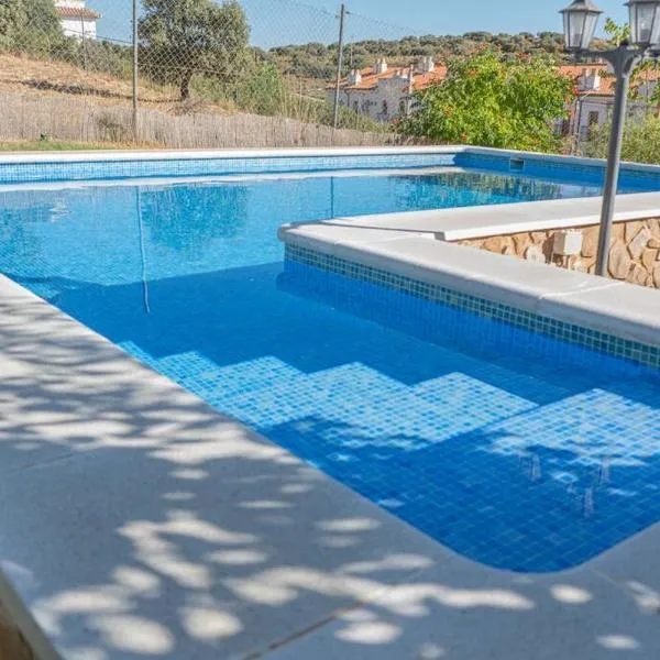 Casa con jardín y piscina privada, hotel in Ruidera
