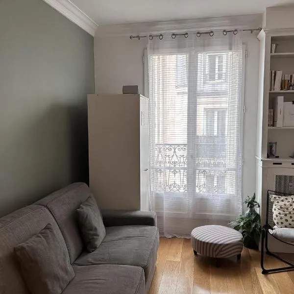 Beautiful T2 with balcony - near Parc Clichy, отель в Париже