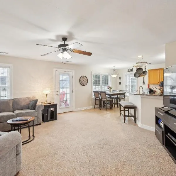 Charming Family Retreat with Spacious Yard home, hotel u gradu 'Elizabeth City'